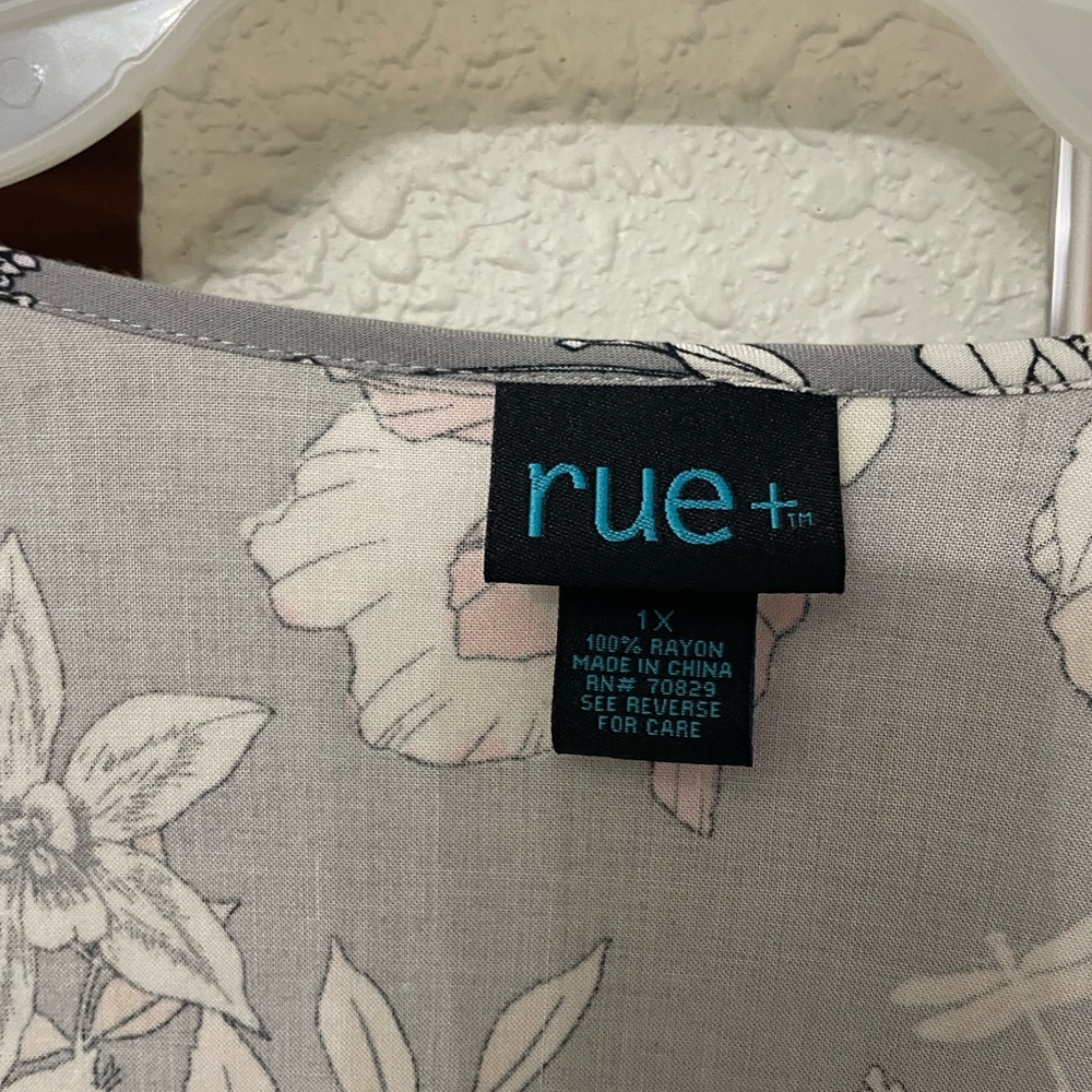 Rue21 Floral Print Blouse in Gray and Pink - Picture 3 of 5